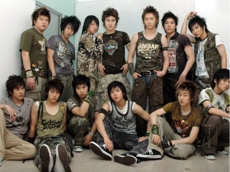 Ngày 6/11/2005, Super Junior chính thức ra mắt với single "Twins (Knock Out)" trên KBS