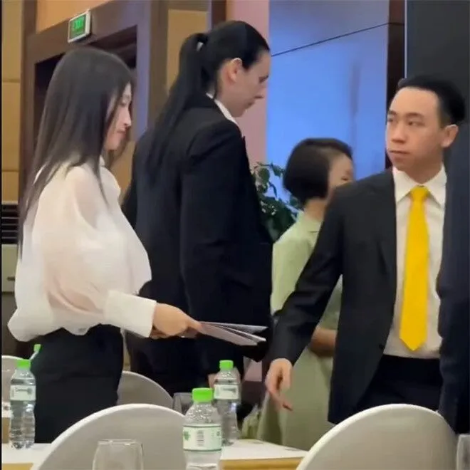 Á hậu Phương Nhi ghi lại khoảnh khắc đáng nhớ tại phiên họp cổ đông