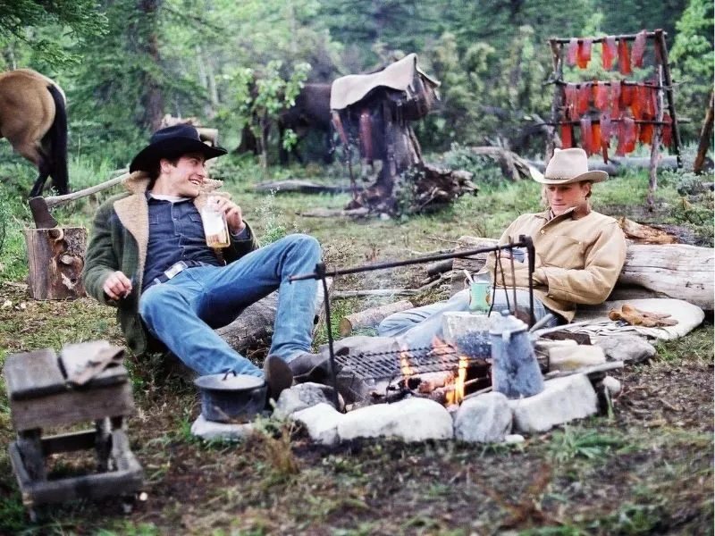 Núi Brokeback - được quay ở dãy núi Rocky thuộc tỉnh Alberta, Canada - hiện lên hùng vĩ, hoang sơ và tách biệt với thế giới bên ngoài