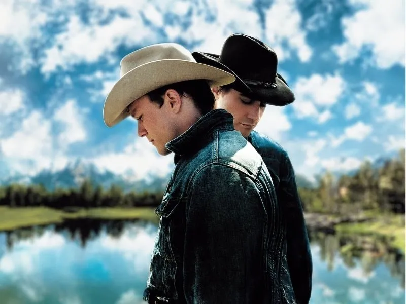 Ennis và Jack, hai người xa lạ, dần nảy sinh mối quan hệ đam mê trong khung cảnh hoang dã của Brokeback