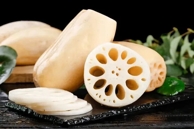 Củ sen cần chần nhanh để giảm vị chát