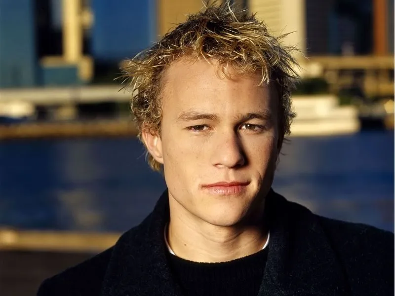 Vai Ennis Del Mar do Heath Ledger thủ vai, với diễn xuất đầy ấn tượng, thể hiện mâu thuẫn nội tâm dữ dội
