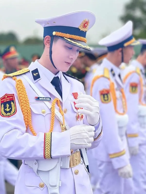 Hình ảnh chiến sĩ Nguyễn Việt Hoàng trong lễ diễu binh