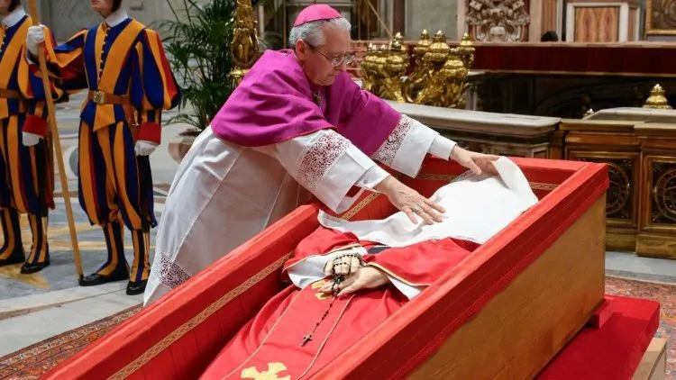Lễ phủ khăn thánh tiễn biệt vị Hồng y quá cố tại Vatican