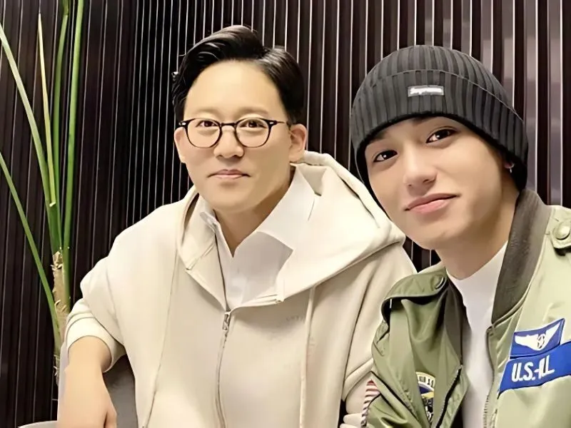 Lucas xuất hiện thân thiết bên đại diện cấp cao của SM Entertainment. Khoảnh khắc gây xôn xao cộng đồng fan khi làm dấy lên tin đồn chuẩn bị trở lại sau thời gian dài vắng bóng.