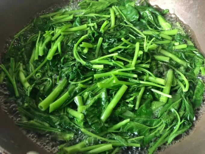 Rau muống là loại rau nên chần sơ trước khi nấu