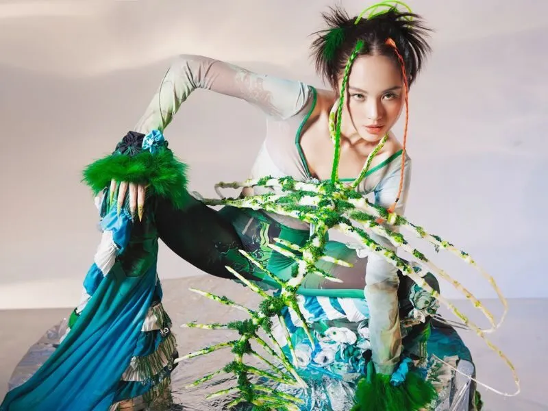 Vẻ đẹp pha trộn giữa thời trang tương lai và phong cách fantasy của nữ nghệ sĩ