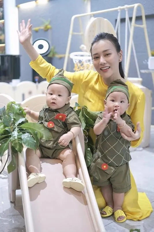 Gia đình quyền lực gây sốt với loạt ảnh hóa bộ đội nhí