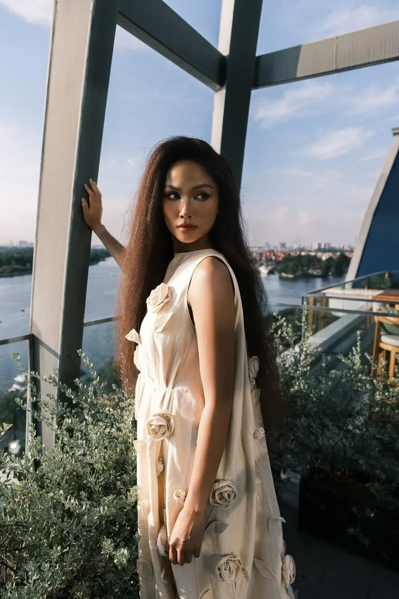 HHen Nie tỏa sáng đầy quyến rũ giữa không gian yên bình
