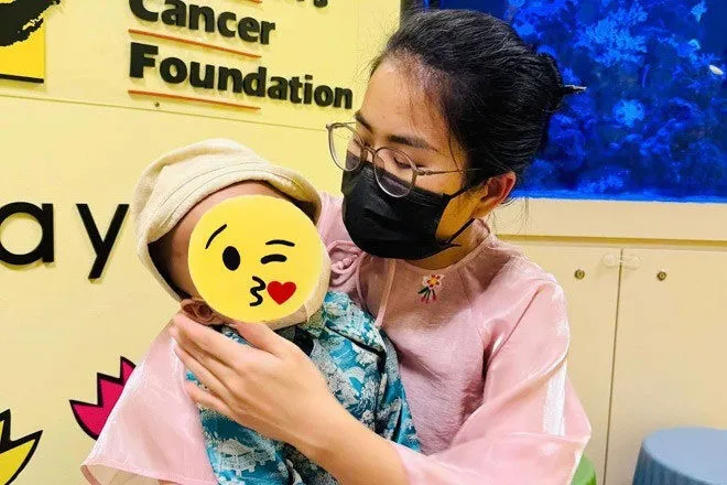 Mẹ Bắp ôm chặt con trai đang phải đối mặt với căn bệnh ung thư