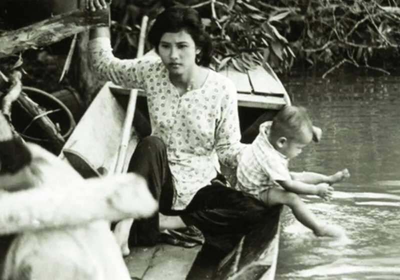 Người vợ và đứa con nhỏ trên chiếc xuồng trong Cánh đồng hoang